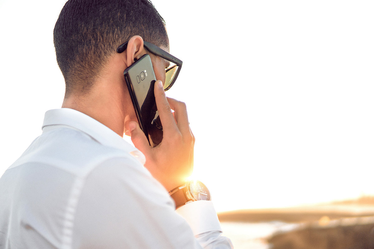 man making a phone call during sunset | Best Practices to Deal with Phone Anxiety as a Sales Rep | phone anxiety | how to be a good phone salesman