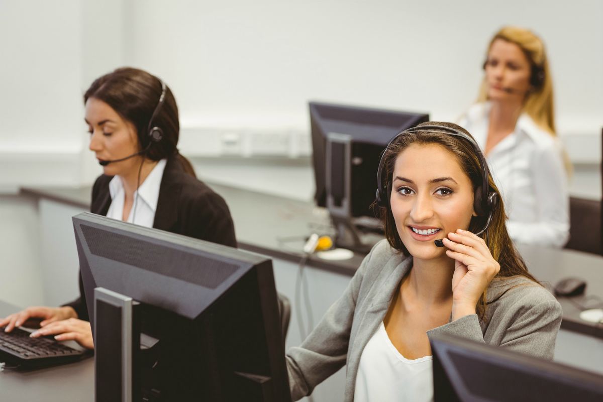 call center women calling | How Artificial Intelligence Helps Sales Reps Close More Deals | artificial intelligence