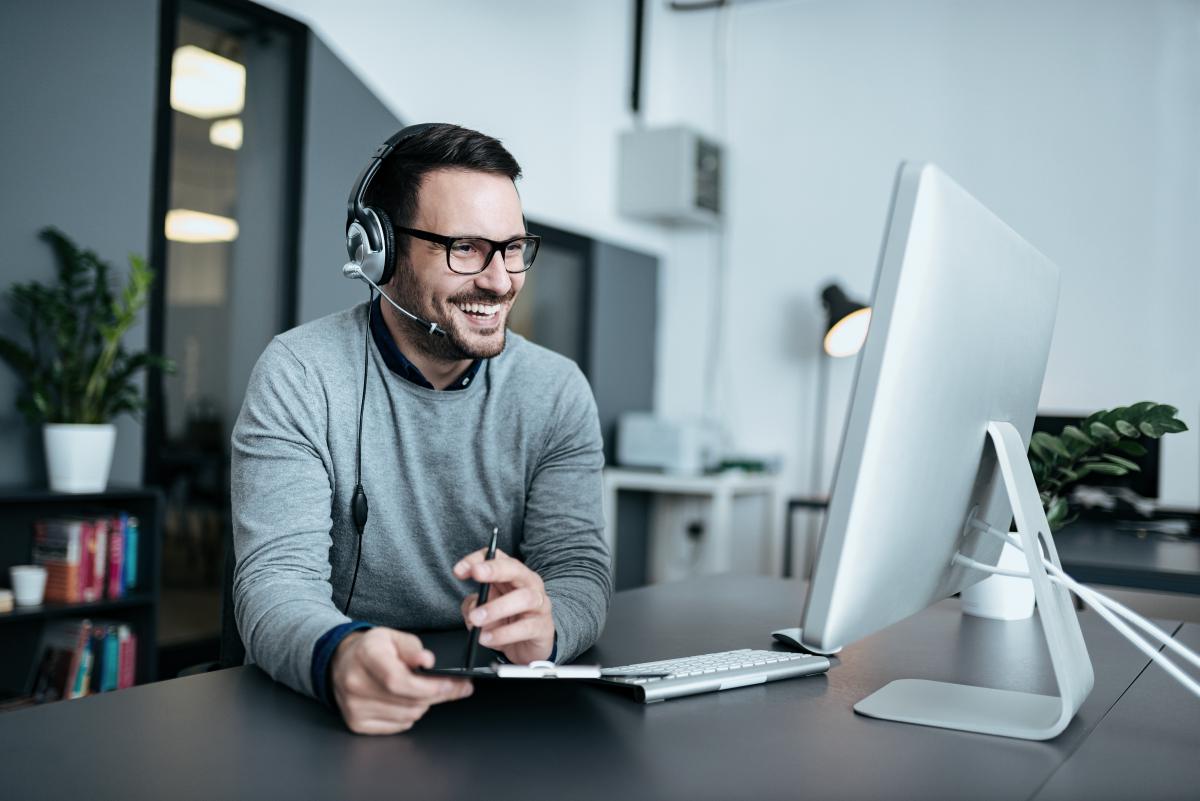 smiling man using headset | How To Make a Discovery Call To Assist In A Sales Handoff | discovery call | what is a discovery call