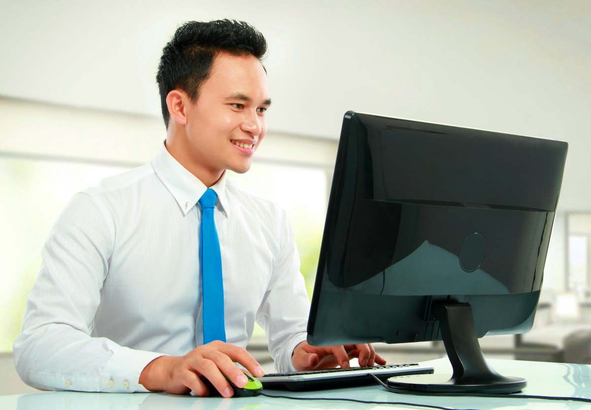 businessman using computer| Must Read Articles for Inside Sales Professionals | Sales Articles