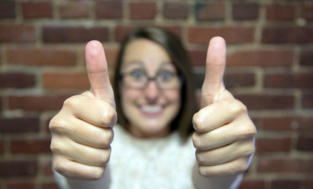 happy customer giving a thumbs up | Tricks for Powerful Direct Mail Copywriting | copywriting | direct response marketing